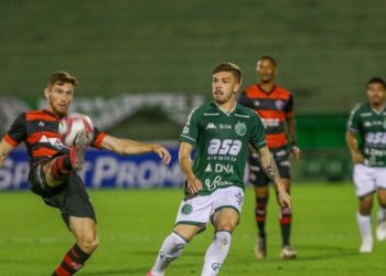 Em jogo movimentado, Guarani e Vitória empatam na estreia na Série B