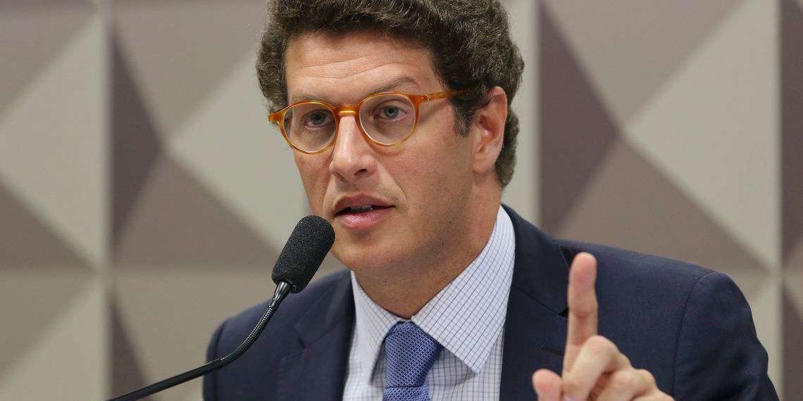 Alvo de investigação, ministro Ricardo Salles pede pra sair