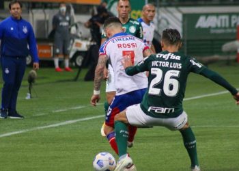 Bahia joga bem, desperdiça várias chances e leva gol da derrota para o Palmeiras nos acréscimos