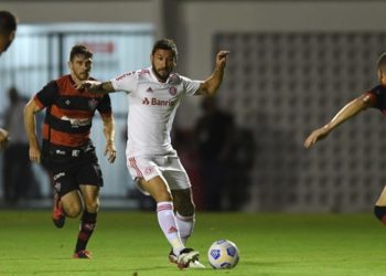 Com gol de pênalti, Vitória é derrotado pelo Inter em duelo da Copa do Brasil