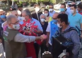 Ministro da Saúde dança forró com pessoa fantasiada de coronavírus