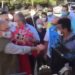 Ministro da Saúde dança forró com pessoa fantasiada de coronavírus