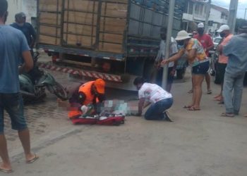 Idoso fica gravemente ferido após colidir moto em fundo de caminhão