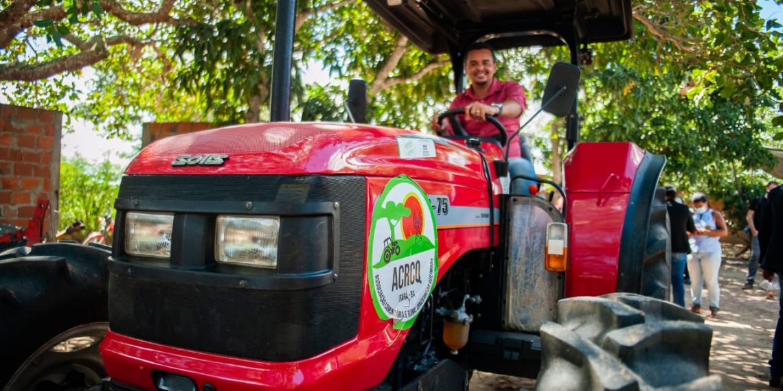 Agricultores de Queimadas na zona rural de Irará são beneficiados com trator de pneu