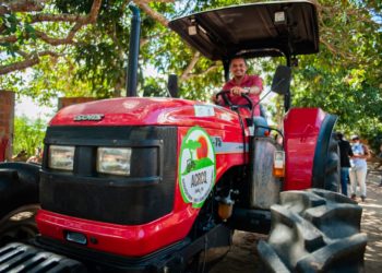 Agricultores de Queimadas na zona rural de Irará são beneficiados com trator de pneu