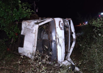 Acidente de caminhão deixa uma pessoa morta e duas feridas na Serra do Tombador