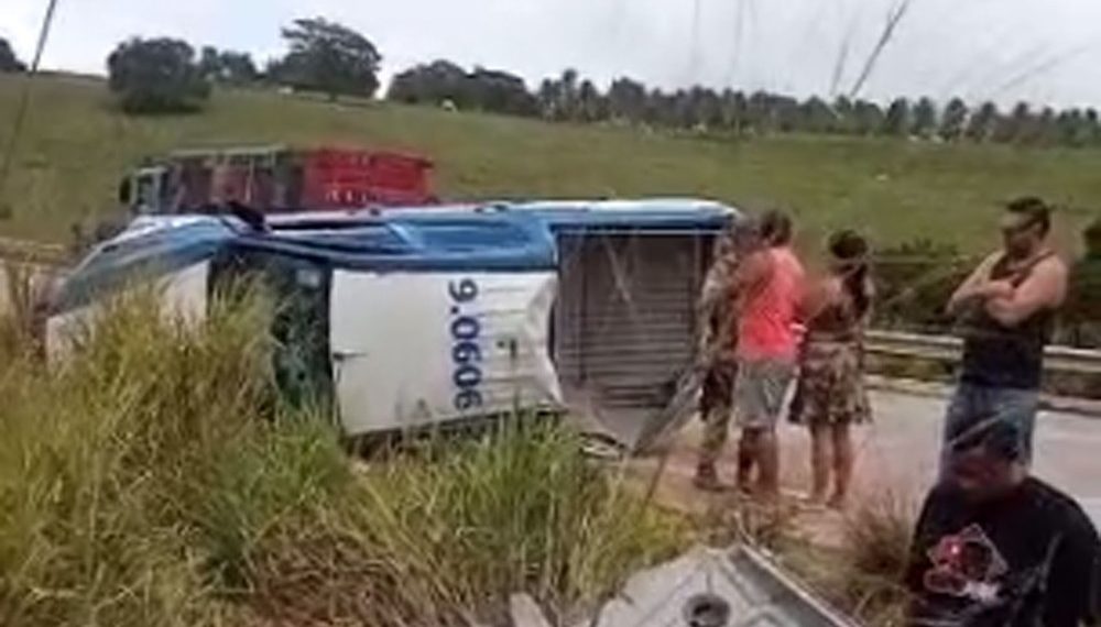 Viatura da PM transportando presos capota, dois morreram e quatro ficaram gravemente feridos
