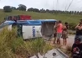 Viatura da PM transportando presos capota, dois morreram e quatro ficaram gravemente feridos