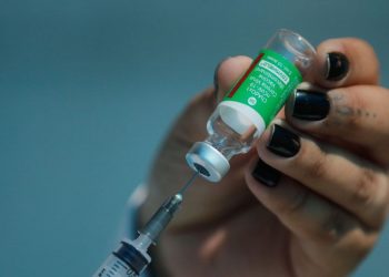 AstraZeneca: 3ª dose de vacina produz forte resposta imune, diz estudo