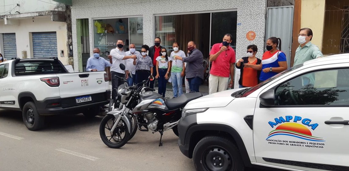 Bahia Produtiva faz entrega quatro veículos e Cadastro Florestal de Imóveis para agricultores de Santaluz