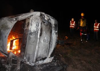 Homem morre após carro capotar na BA 120. Corpo foi projetado antes do veículo pegar fogo