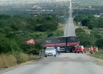 Bitrem apresenta problema em ladeira, desce de ré a fica atravessada na pista