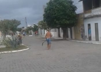 Populares amarram doente mental que ameaçava as pessoas com uma pá em Almas