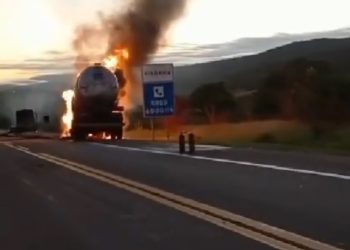 Caminhão-tanque carregado de etanol pega fogo na BR 116 Sul