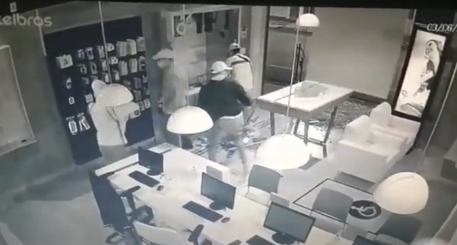 Loja de celular é arrombada e tem aparelhos furtados antes de ser inaugurada