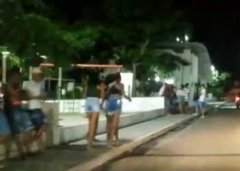 Coité – Juventude ignora pandemia do Coronavírus ao circular e aglomerar em praças sem uso de máscara