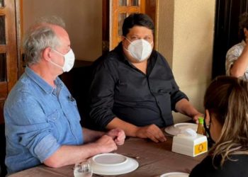 Dois dias depois de subir a serra de Monte Santo, Ciro Gomes almoça com prefeito de Euclides da Cunha