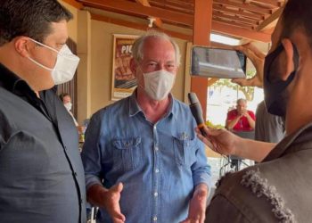 Dois dias depois de subir a serra de Monte Santo, Ciro Gomes almoça com prefeito de Euclides da Cunha