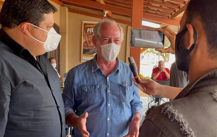 Dois dias depois de subir a serra de Monte Santo, Ciro Gomes almoça com prefeito de Euclides da Cunha