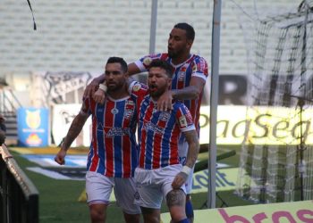 Gilberto marca dois e o Bahia vence o Ceará de virada no Castelão