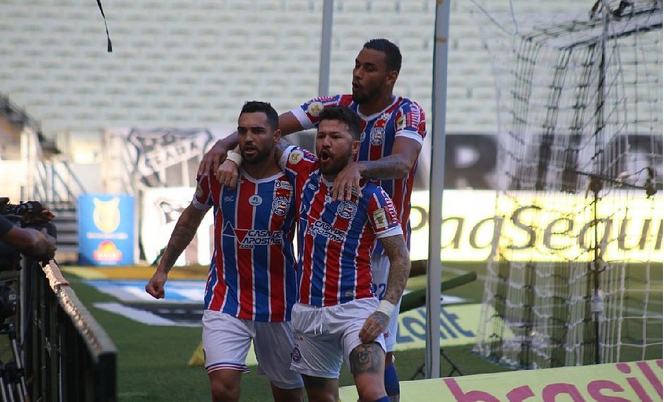 Gilberto marca dois e o Bahia vence o Ceará de virada no Castelão