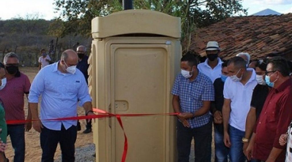 Prefeito inaugura “banheiro químico” e vídeo viraliza