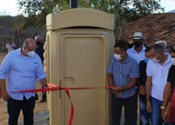 Prefeito inaugura “banheiro químico” e vídeo viraliza