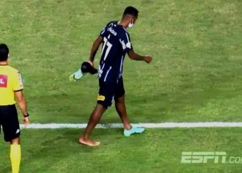 Verde? Corinthians multa Jô por cor das chuteiras