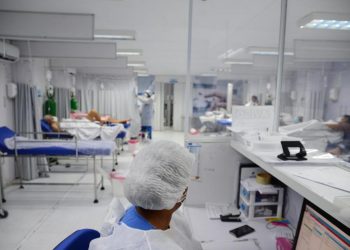 Mortes de pessoas mais jovens por covid superam as de idosos pela 1ª vez