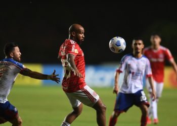 Inter tem um jogador expulso no início do segundo tempo, Bahia não aproveita e sai de campo com derrota