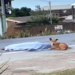 Homem tenta salvar cachorro e morre atropelado por caminhão