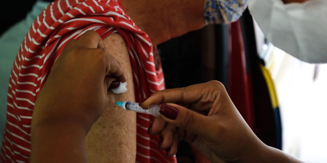 Menos mortes de idosos por covid-19 indicam avanço de vacina