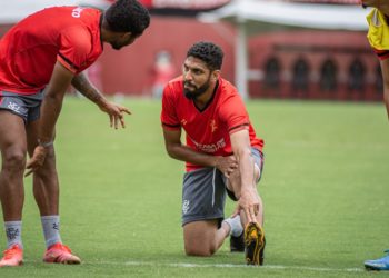 Recuperado da Covid-19, Wallace volta ao Vitória depois de um mês para duelo decisivo contra o Inter