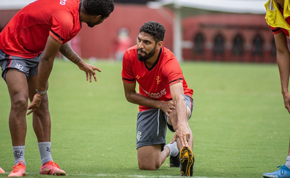 Recuperado da Covid-19, Wallace volta ao Vitória depois de um mês para duelo decisivo contra o Inter