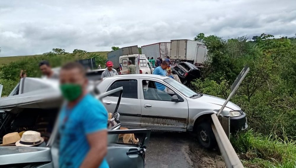 Acidente envolvendo mais de 10 veículos deixa uma pessoa morta em trecho da BR-101