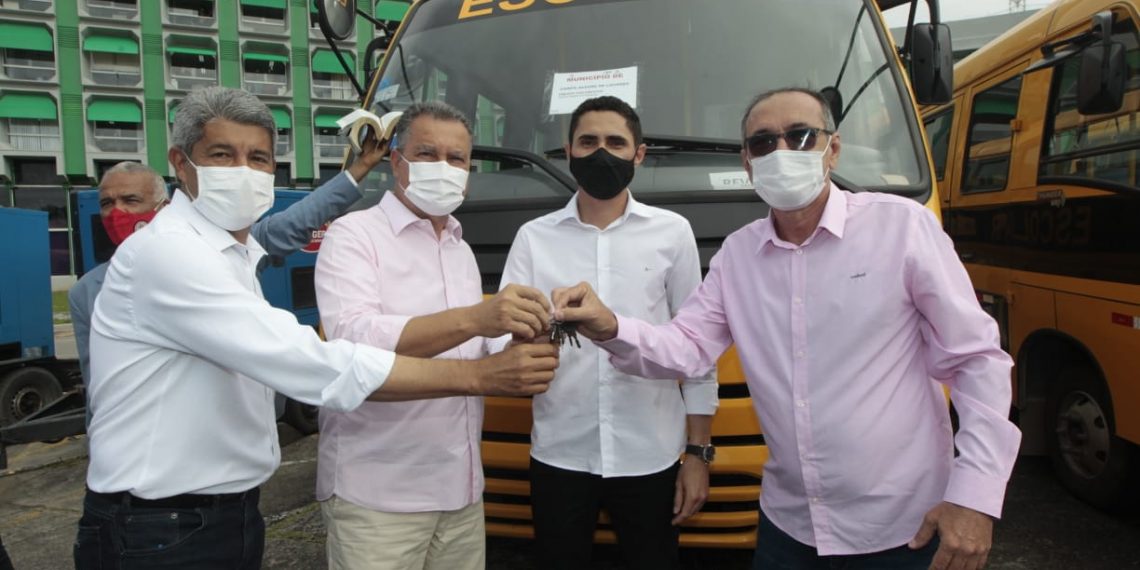 Governador Rui Costa entrega ônibus escolares para 43 municípios baianos