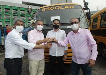 Governador Rui Costa entrega ônibus escolares para 43 municípios baianos