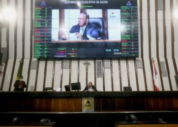 Presidente Adolfo Menezes comanda sessões virtuais no plenário da Assembleia Legislativa