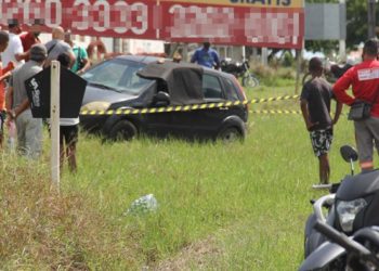Homem é morto a tiros dentro de carro na BA 409