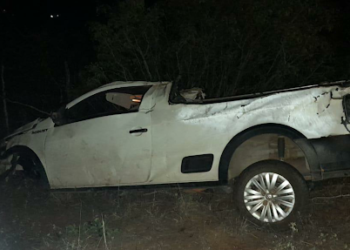 Dois jovens morrem e um fica ferido em capotamento na BR 324