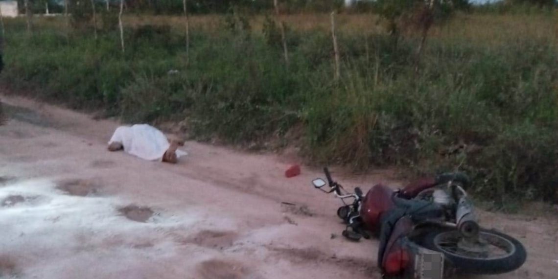 Acidente de moto em estrada vicinal de Araci deixa homem morto e outro ferido