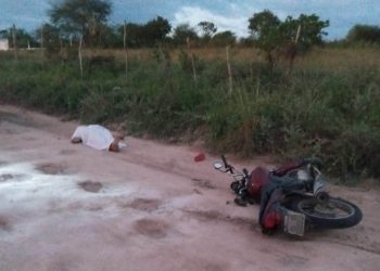 Acidente de moto em estrada vicinal de Araci deixa homem morto e outro ferido