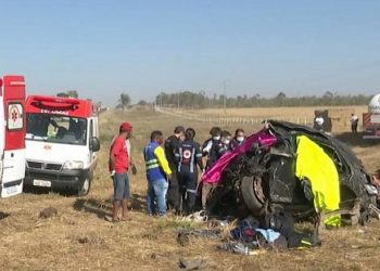 Acidente envolvendo três veículos deixa cinco pessoas mortas