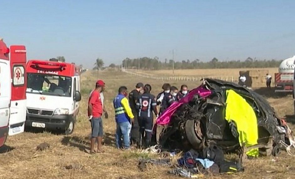 Acidente envolvendo três veículos deixa cinco pessoas mortas