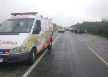 Colisão envolvendo dois veículos deixa 2 feridos na BR 324