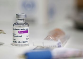 Reação na 2ª dose da AstraZeneca: entenda por que os riscos de febre ou dor são menores