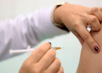 Anvisa autoriza testes de 3ª dose da Astrazeneca contra variante Beta na Bahia