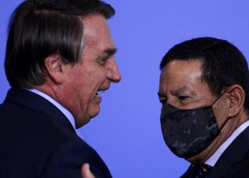 Bolsonaro diz que Mourão às vezes atrapalha e compara vice a cunhado: ‘tem que aturar’