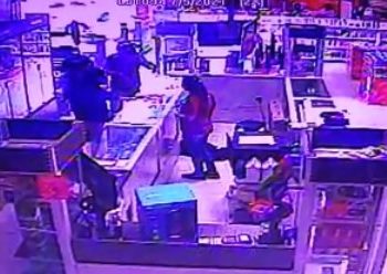 Câmeras de segurança mostram momento que dupla armada invade Lojas Americanas