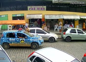 Vídeo mostra momento que uma mulher dá tapa na cara de guarda municipal que revida da mesma forma